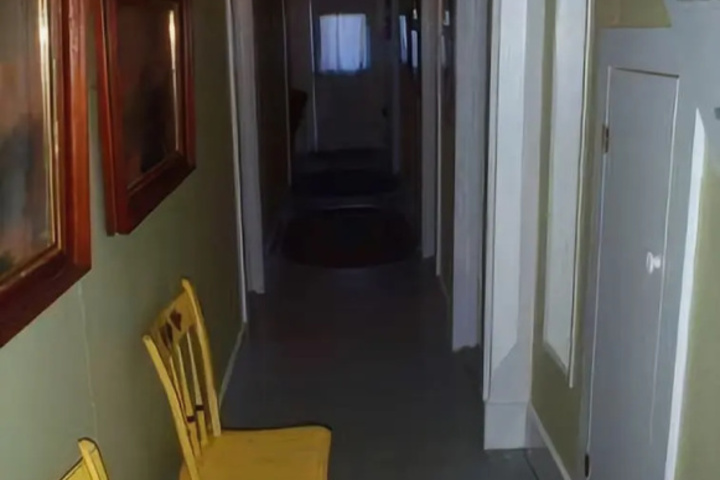 Room 7 of 9