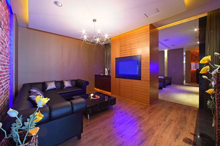 Room 9 of 33