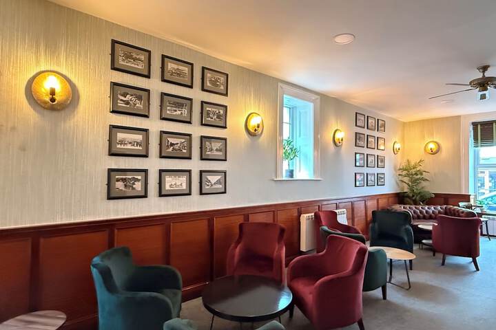 Lounge 72 of 77