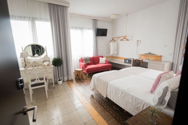 Room 3 of 90