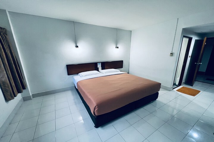 Room 9 of 28