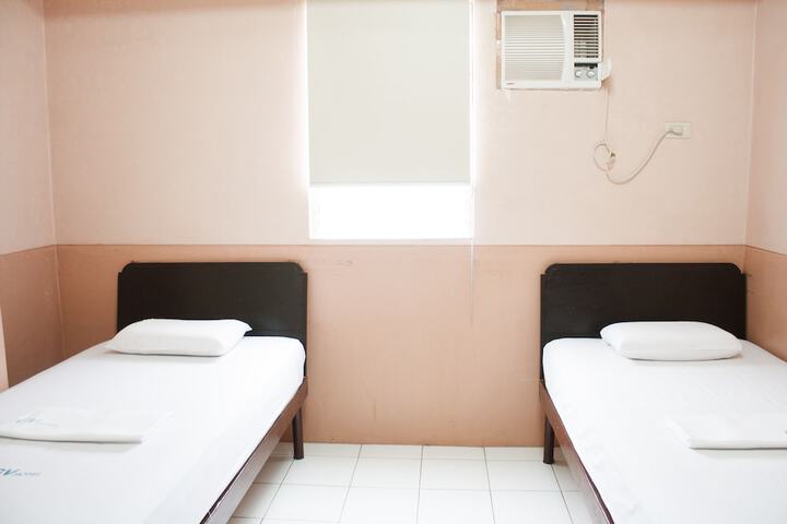 Room 6 of 33