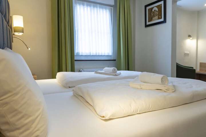 Room 34 of 140