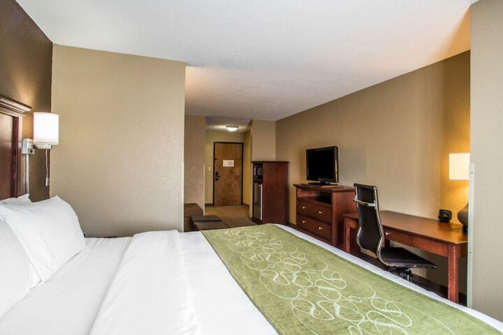 Suite Accessible King Size Bed (10 of 11)
