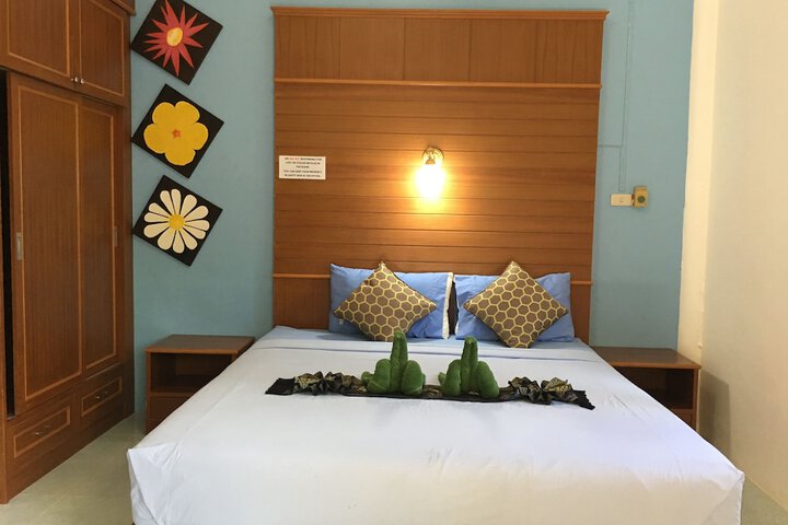 Room 3 of 145