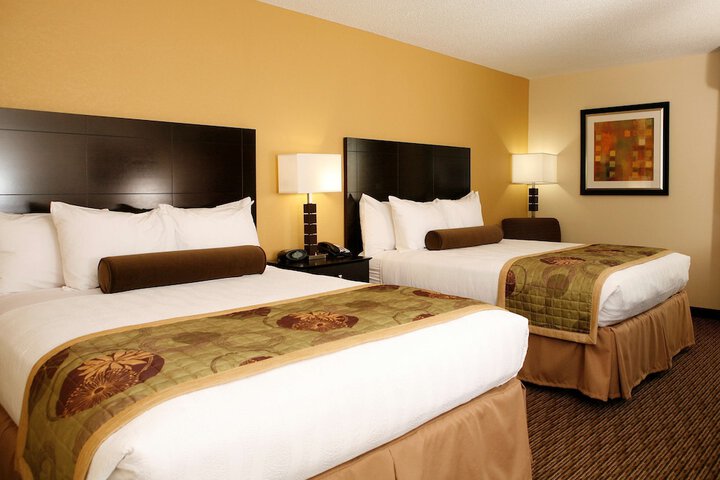 2 Queen Beds Microwave, Refrigerator WiFi Full Breakfast (8 of 8)