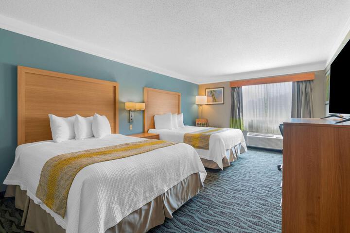 2 Queen Beds High Speed Internet Accessible Microwave, Refrigerator Full Breakfast (15 of 16)