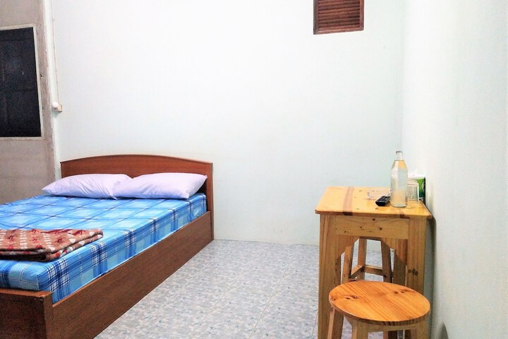 Room 6 of 9