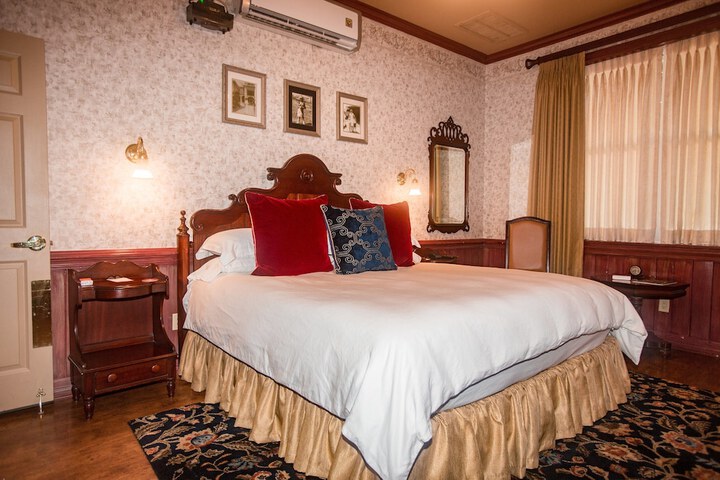Room 28 of 87