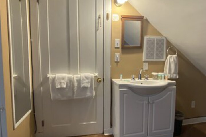 Room 18 of 253