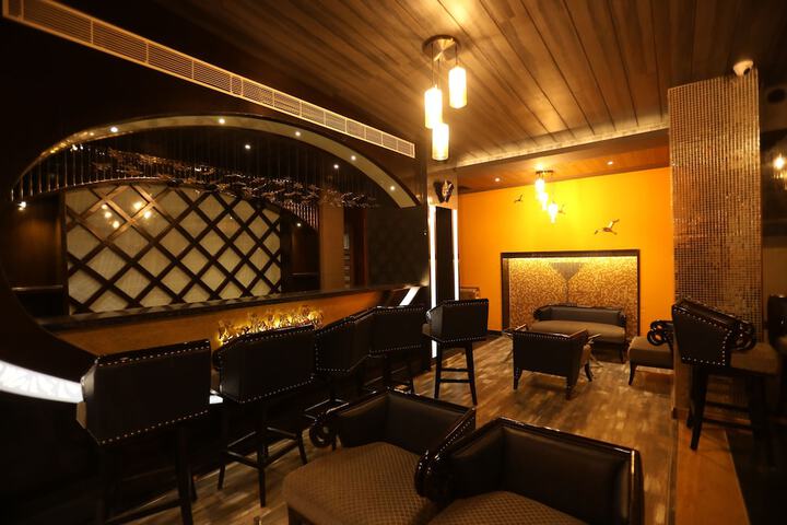 Lounge 25 of 29