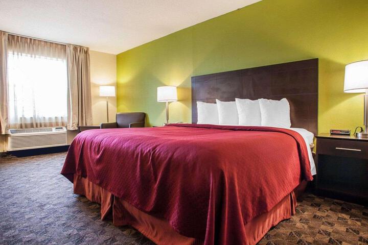 1 Queen Bed