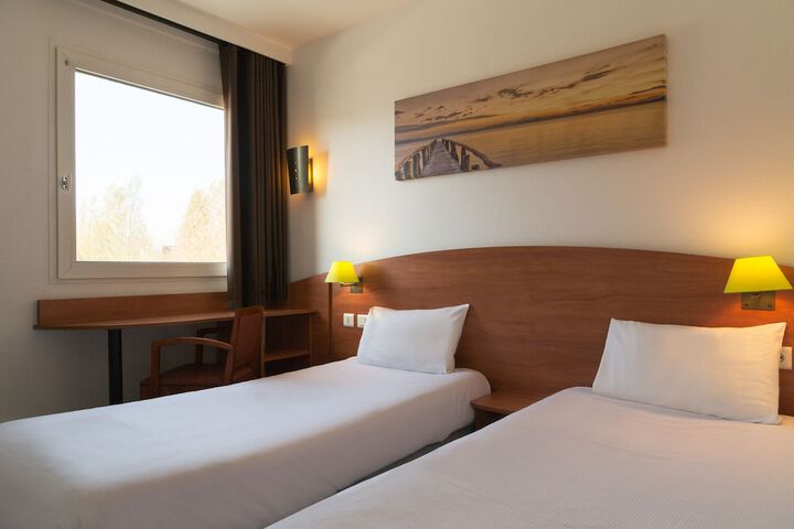 Room 4 of 33