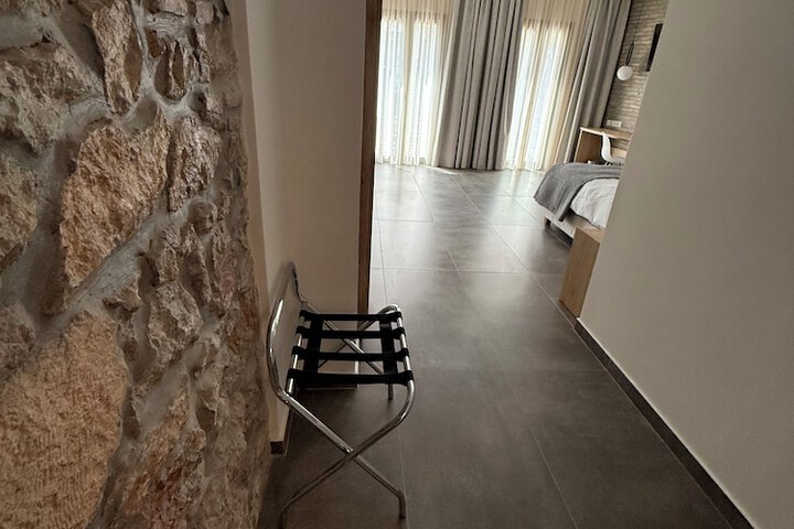 Room 28 of 76