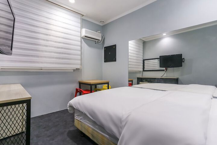 Room 9 of 32