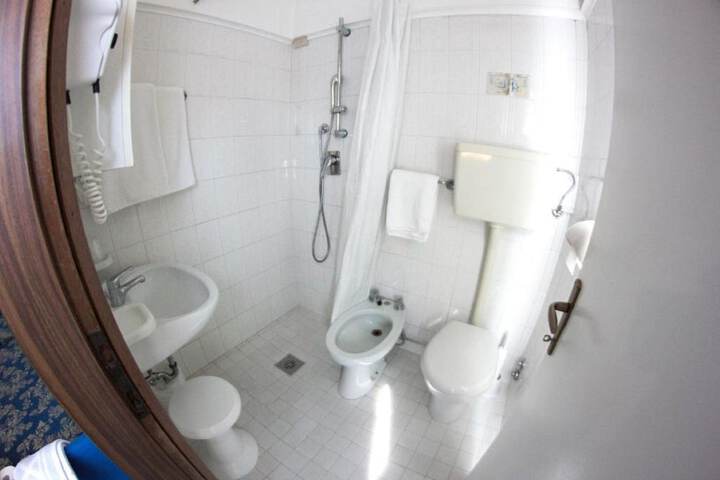Room 8 of 28