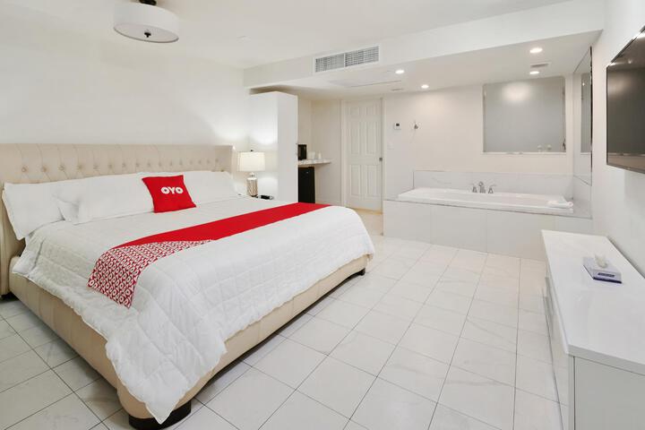 Deluxe King Bed (1 of 22)