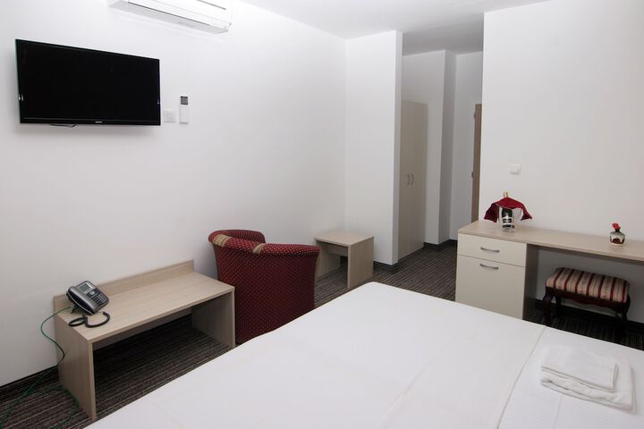 Room 4 of 42
