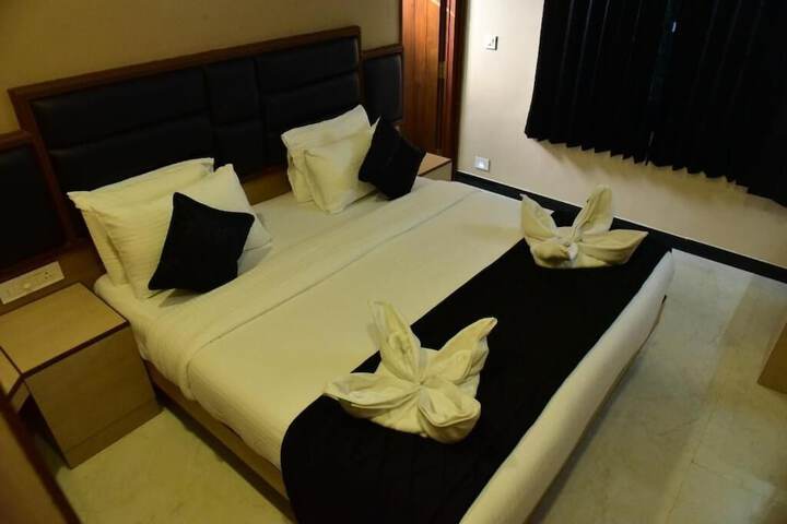 Room 6 of 12