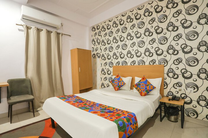 Room 13 of 33
