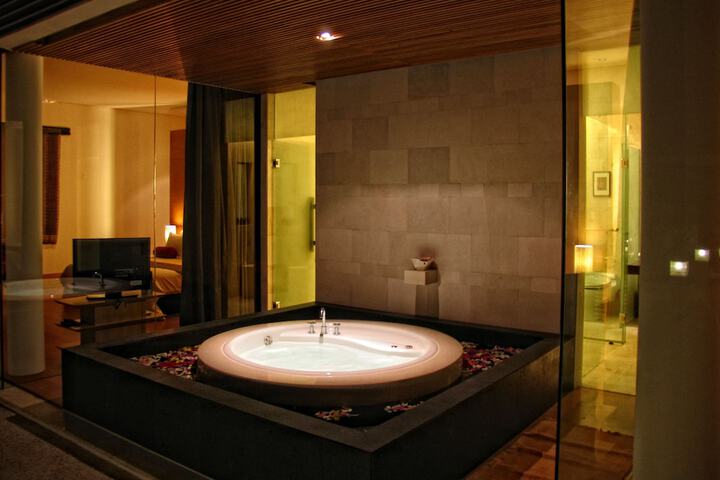 Hot Tub 28 of 36