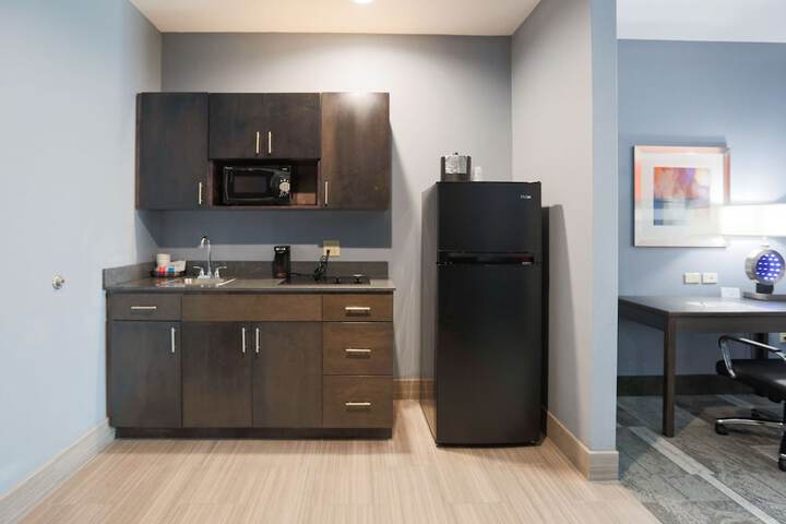 1 King Bed Pillowtop Bed 40 Inch LCD TV, Microwave and Refrigerator Full Breakfast (1 of 18)