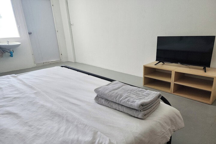 Room 6 of 35