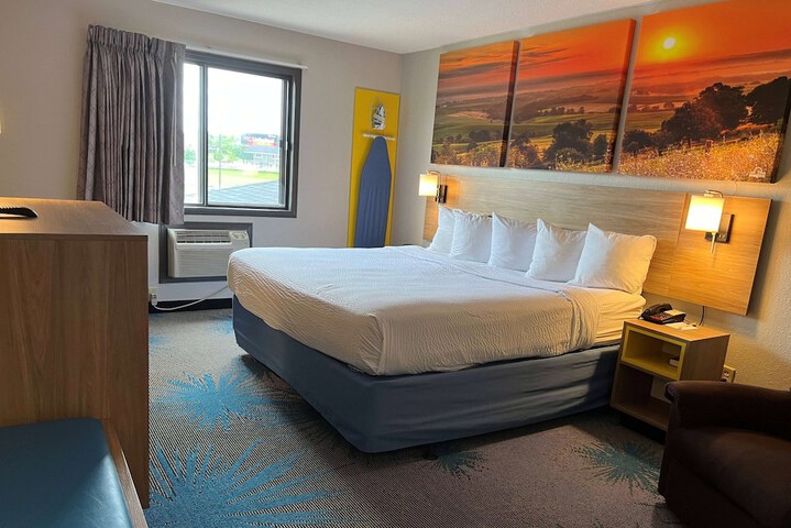 1 King Bed (8 of 9)