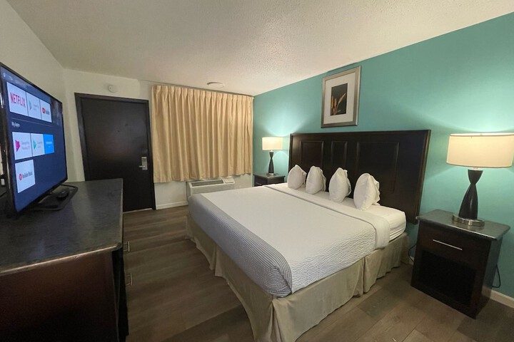 1 King Bed (4 of 14)