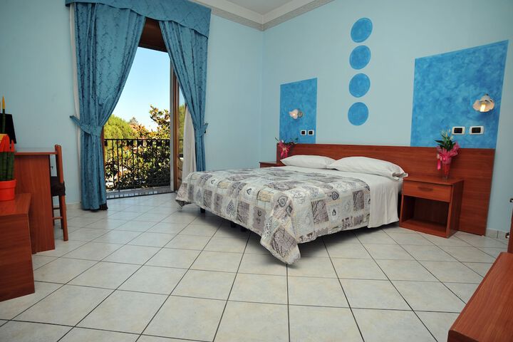 Room 8 of 33