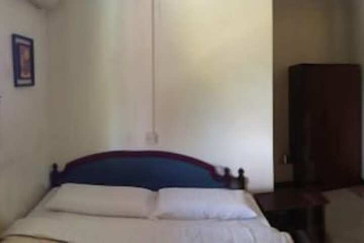Room 13 of 32