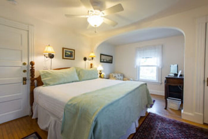 Room 5 of 11