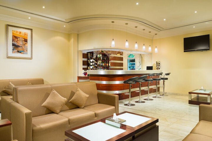 Lounge 33 of 58