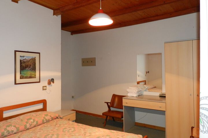 Room 4 of 50