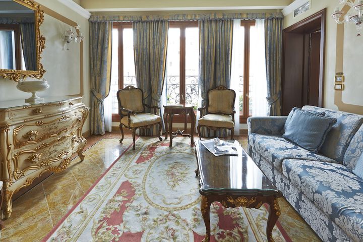 Room 4 of 107