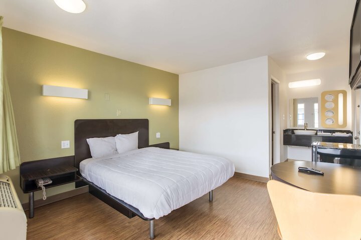 1 Queen Bed (2 of 15)