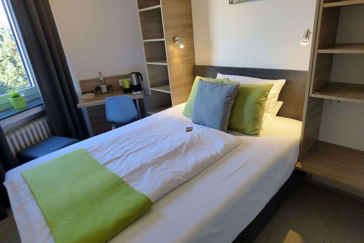 Room 3 of 40
