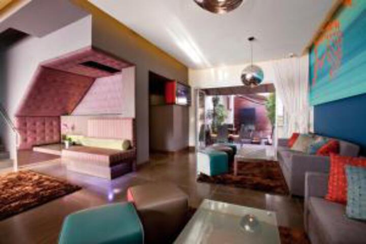 Lounge 2 of 65