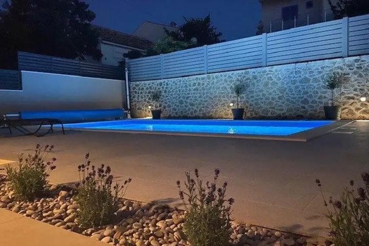Pool 9 of 15