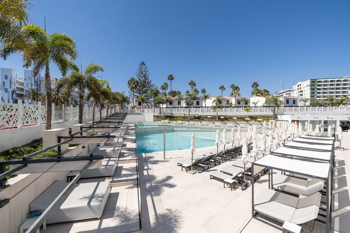 Hotel with Pool
