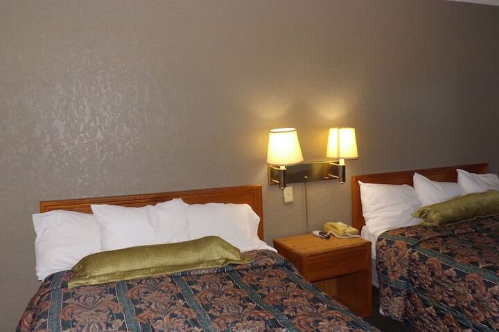 2 Double Beds (6 of 10)