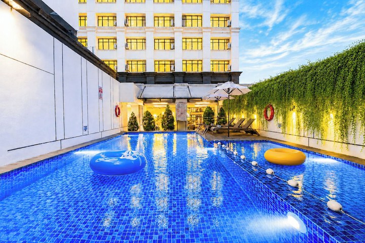 Hotel Pool