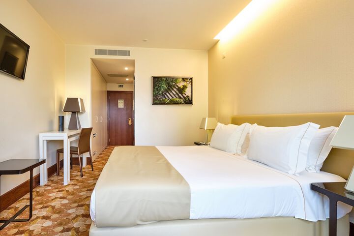 Room 30 of 77