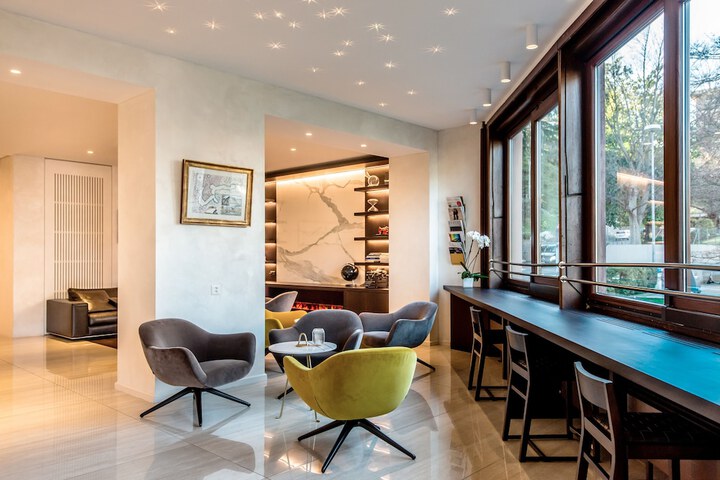 Lounge 36 of 52