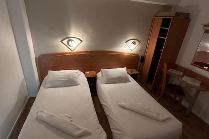 Room 9 of 18