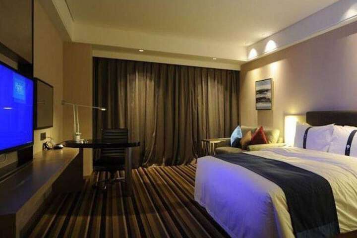 Room 8 of 30