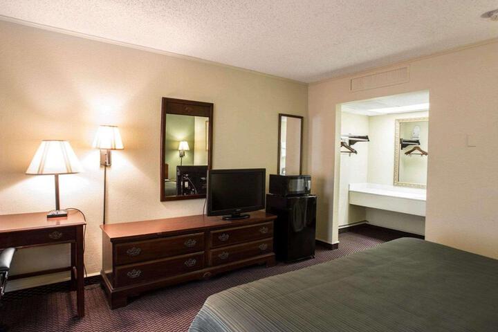 1 King Bed (7 of 9)