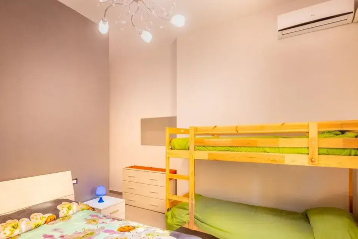 Room 4 of 10