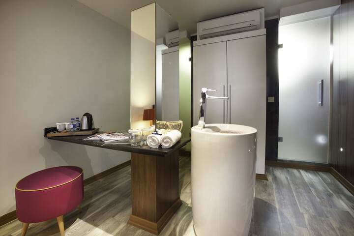 Room 9 of 39
