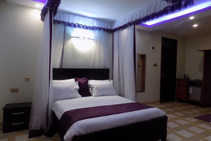Room 8 of 28